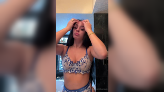 Camilla Araujo Clapping Curvy Booty While Doing Makeup Onlyfans Video