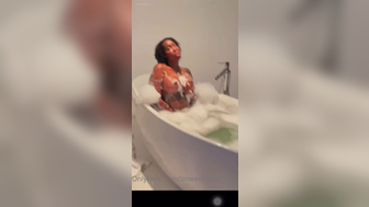 Zmeenaorr Nude Nipples Teasing In Bathtub Leaked Porn Video